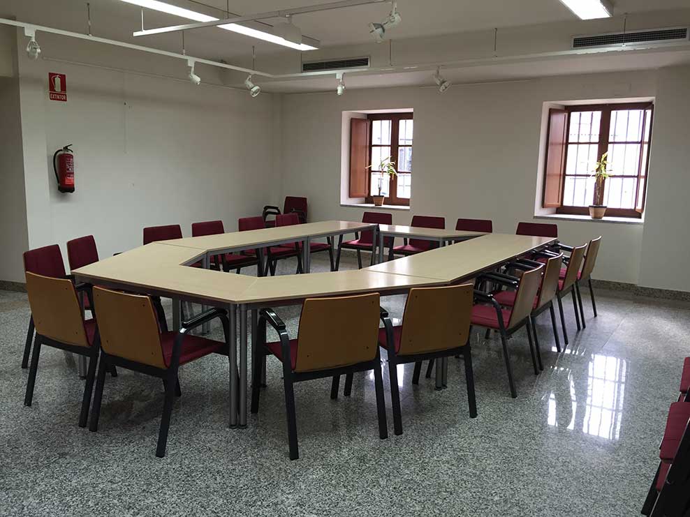 Sala de estudio de Moralzarzal con las mesas y sillas