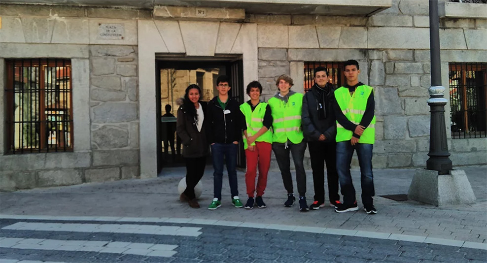 Los alumnos del DaVinci frente a la entrada del Ayuntamiento