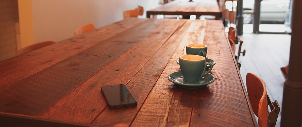 Una mesa de una cafetería con dos tazas encima