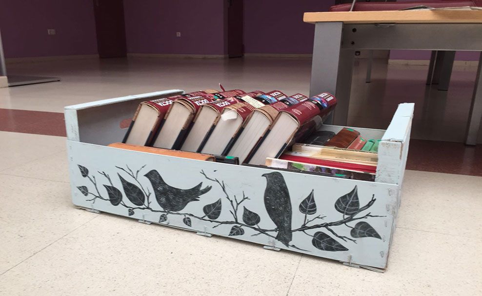 Caja decorada llena de libros