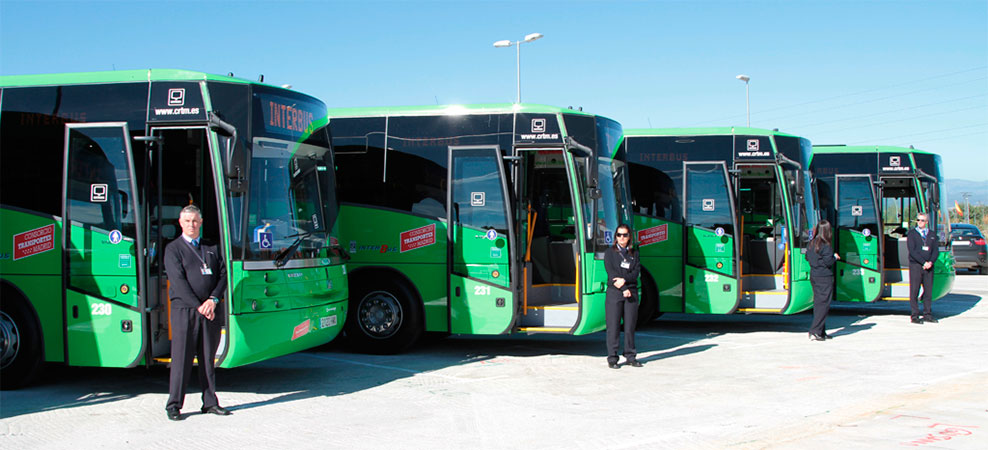Cuatro autobuses alineados de la Comunidad de Madrid