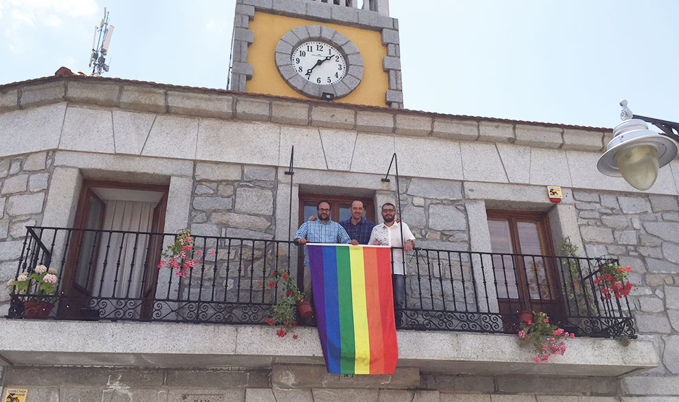 Bandera arco iris en el balcón del Ayuntamiento de Moralzarzal