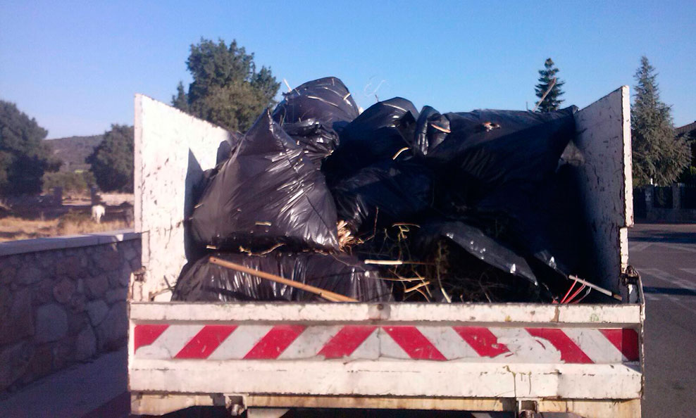 Camión con bolsas de basura sacada de la Dehesa