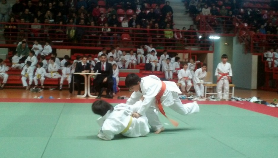 Dos niños en un combate de judo