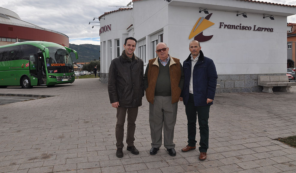 El alcalde de Moralzarzal junto a Francisco Larrea en la Estación de Autobuses