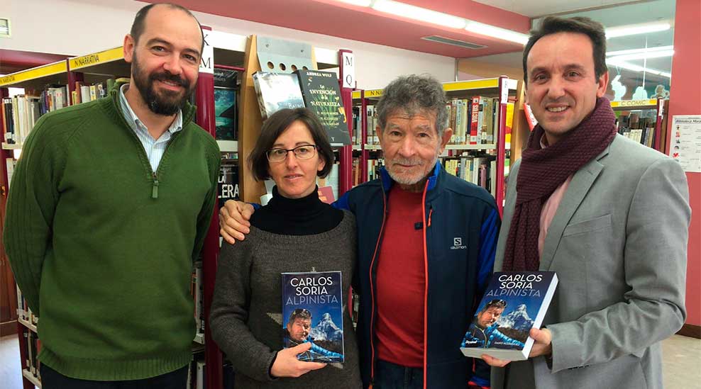 Carlos Soria muestra su libro junto al alcalde de Moralzarzal y Belén, la bibliotecaria