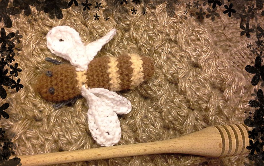 Una abeja tejida en lana
