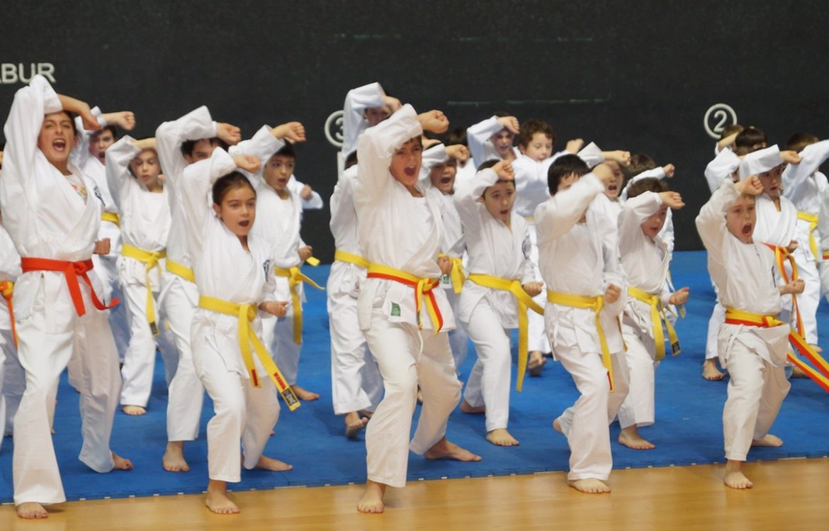 Un grupo de niños practicando katas