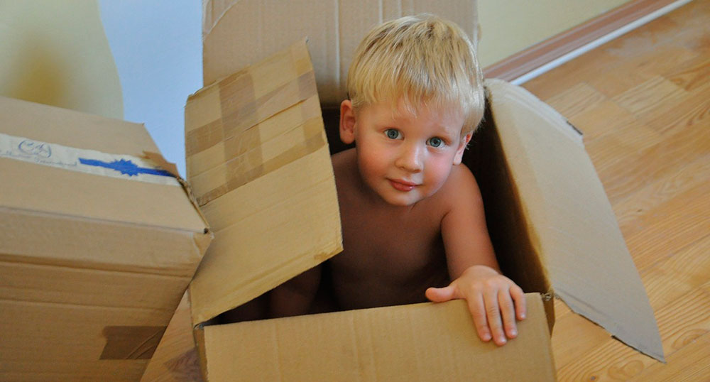 Niño en una caja de cartón