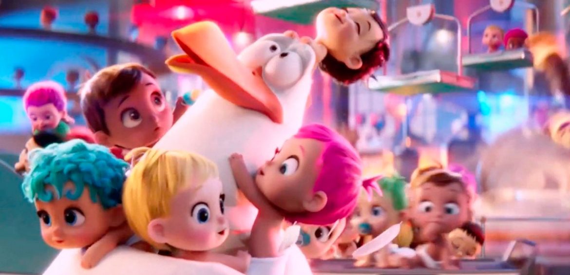 Unos bebés abrazando una ciüeña en una película de animación
