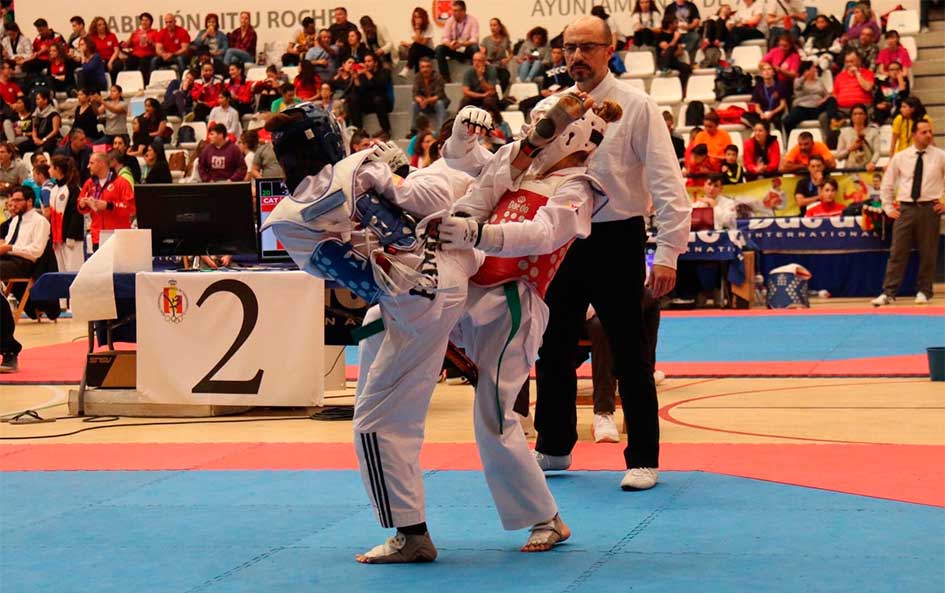 Dos luchadores de taekwondo en pleno combate