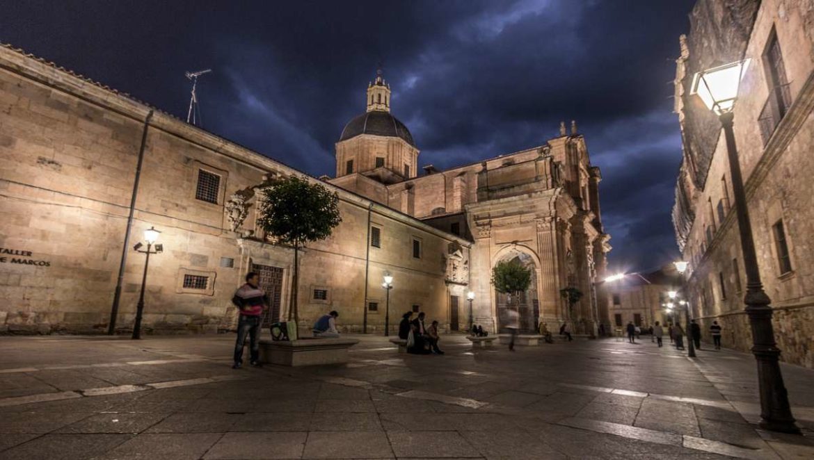 Una calle peatonal de Salamanca al anochecer