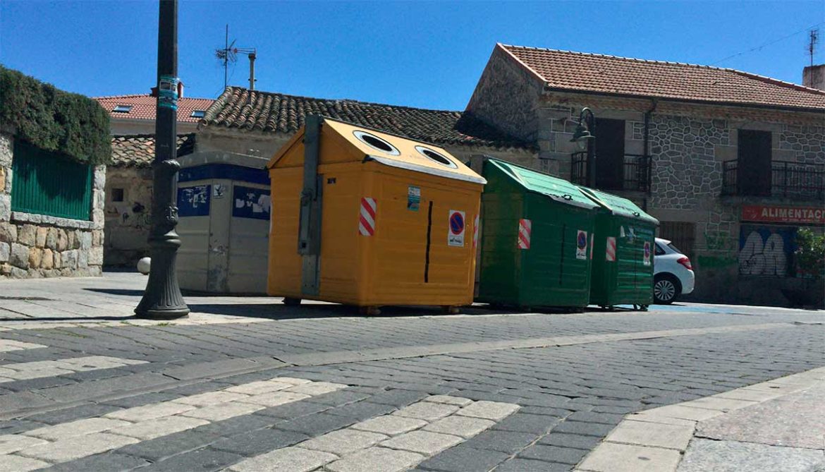 Contenedores de basura en una calle de Moralzarzal
