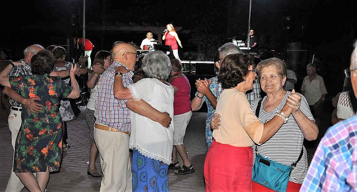 Adultos mayores en un baile con orquesta en Moralzarzal