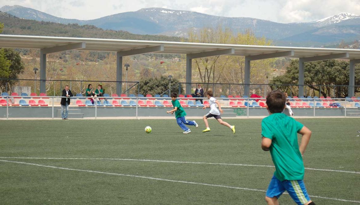 Unos jóvenes juegan al futbol
