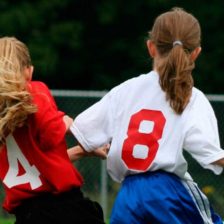 Dos niñas, de espaldas, jugando al fútbol