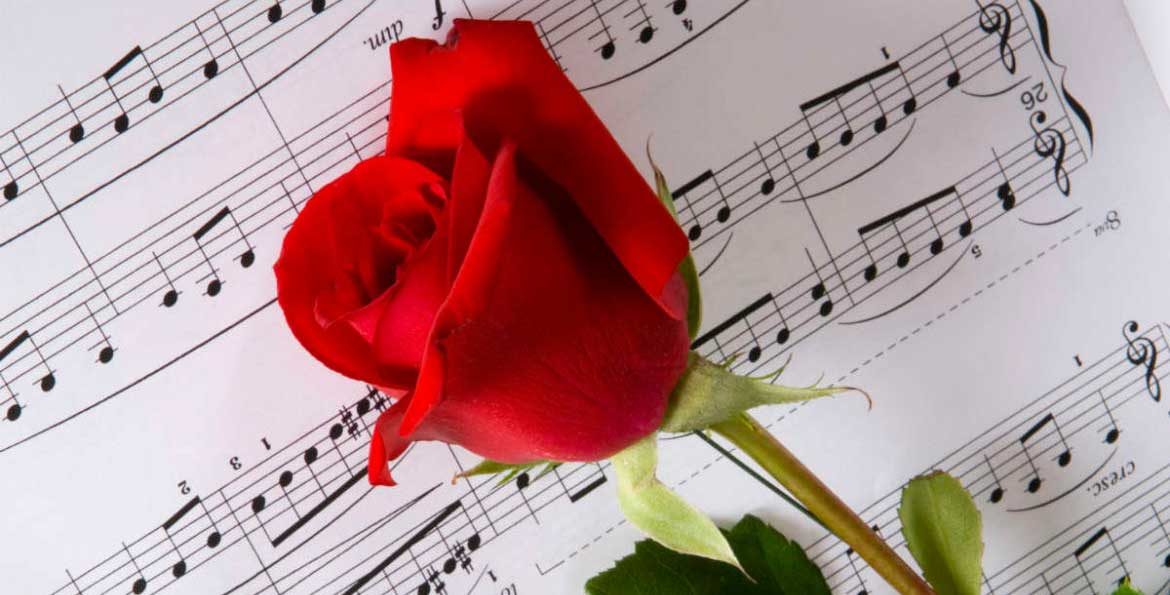 Una rosa sobre una partitura musical