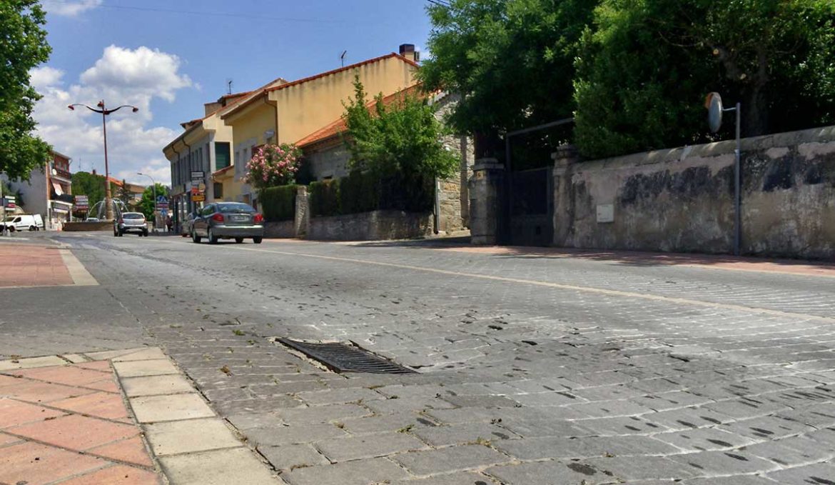 El pavimento deteriorado de la Avenida de la Salud de Moralzarzal