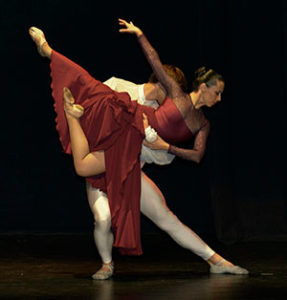 Una pareja de bailarines sobre fondo negro