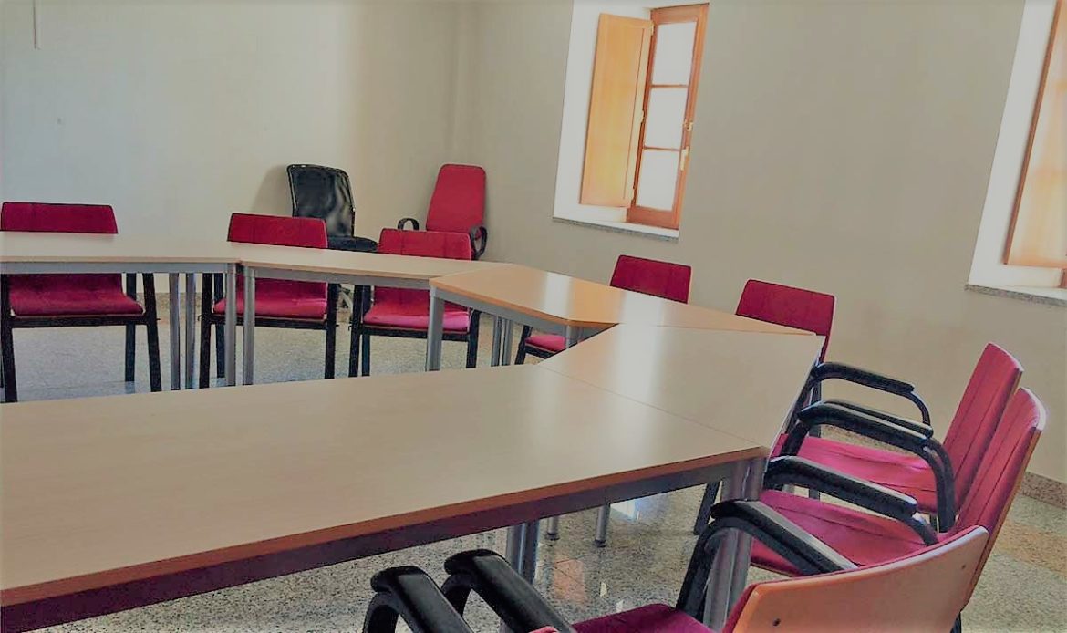 Detalle de la sala de estudio de Moralzarzal con sillas y mesas
