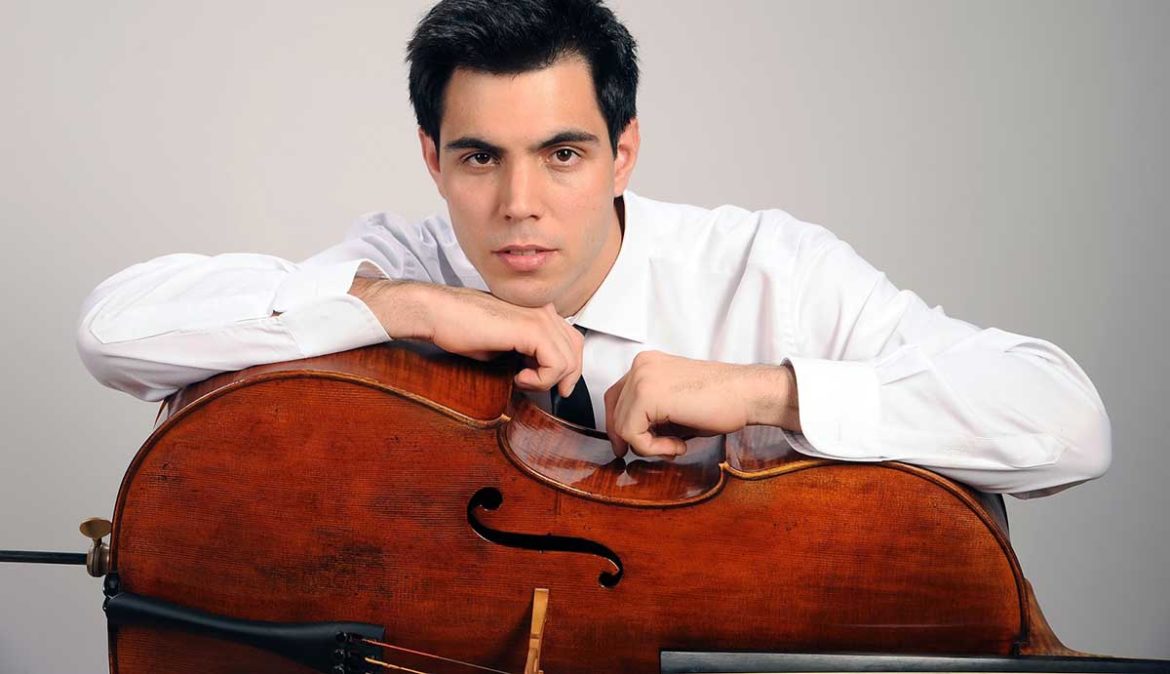 Eros Jaca apoyado en su violoncello