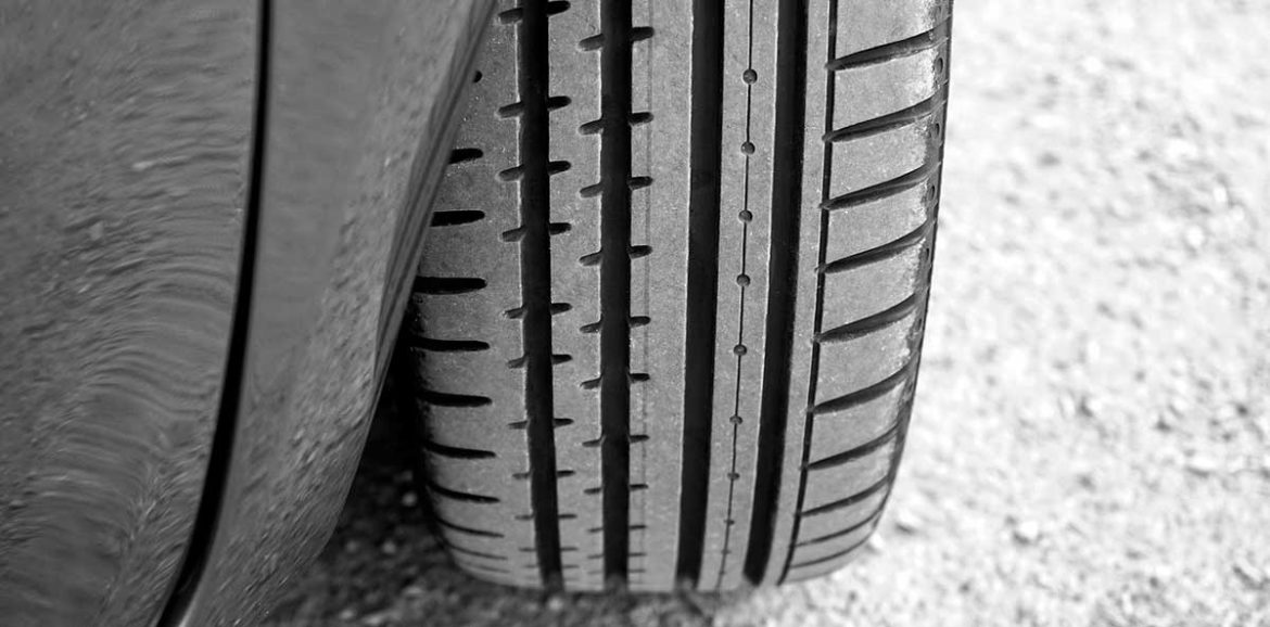 Detalle de un neumático en un coche