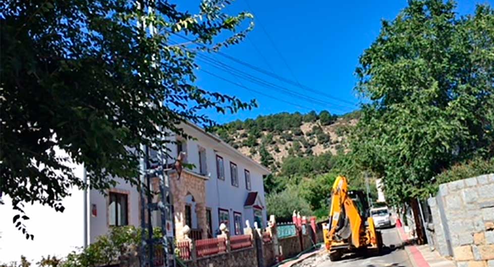 Obras de soterramiento de la línea de media tensión de la calle Matarrubia en Moralzarzal