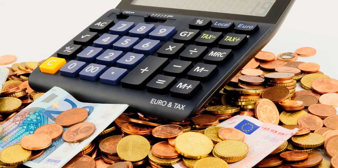 Una calculadora sobre monedas y billetes de euro