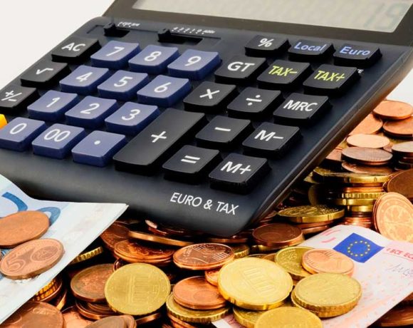 Una calculadora sobre monedas y billetes de euro