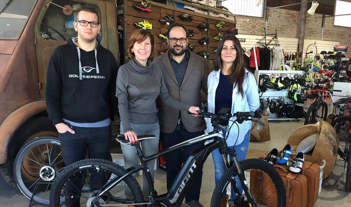 Moralzarzal entrega bicicleta eléctrica sorteada por compras navideñas en nuestros comercios - Ayuntamiento de Moralzarzal