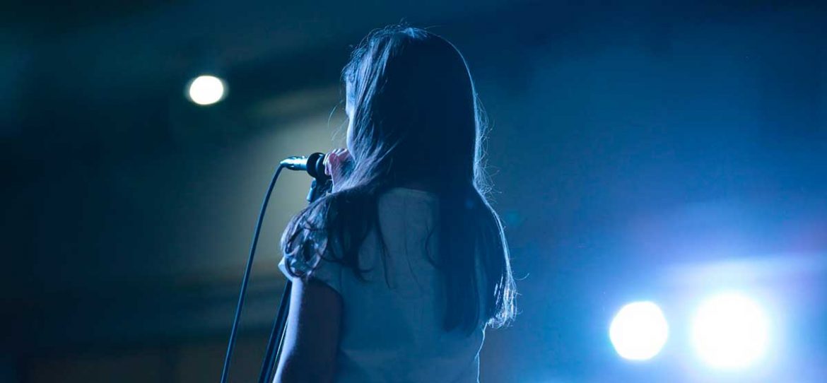Una niña canta sobre un escenario