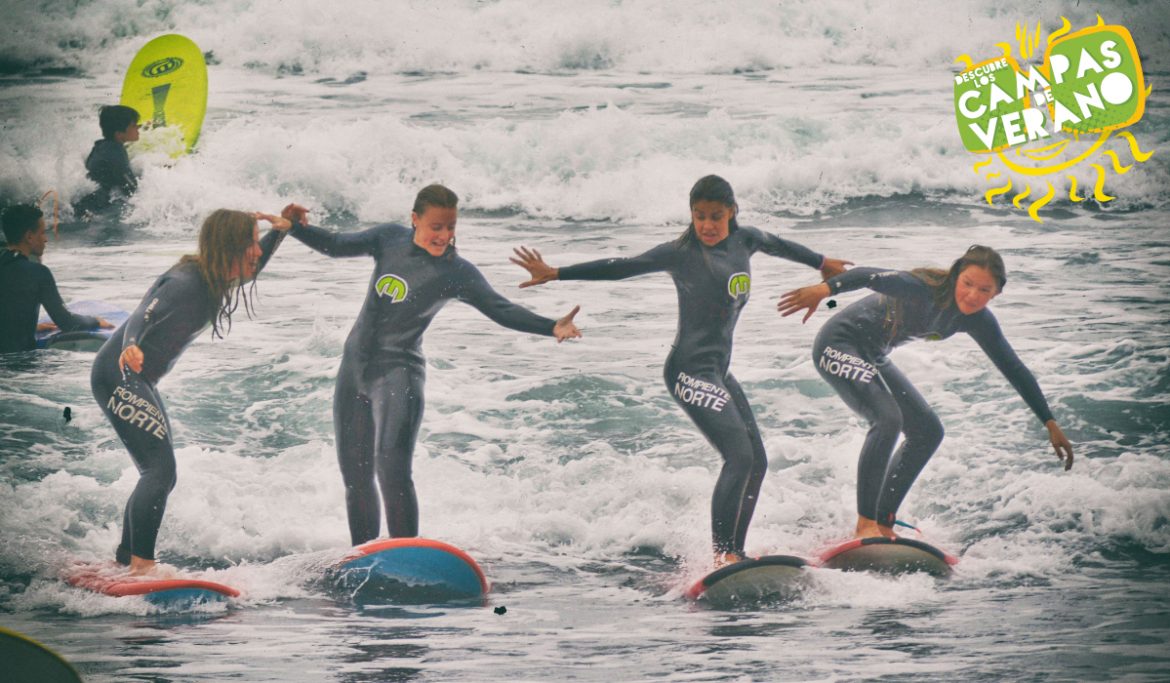 Unas jóvenes practicando surf