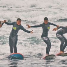Unas jóvenes practicando surf