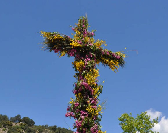 Cruz hecha con flores
