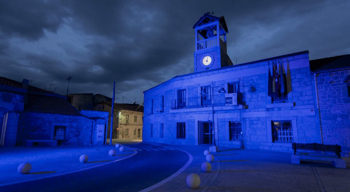 La fachada del Ayuntamiento de Moralzarzal pintada en azul