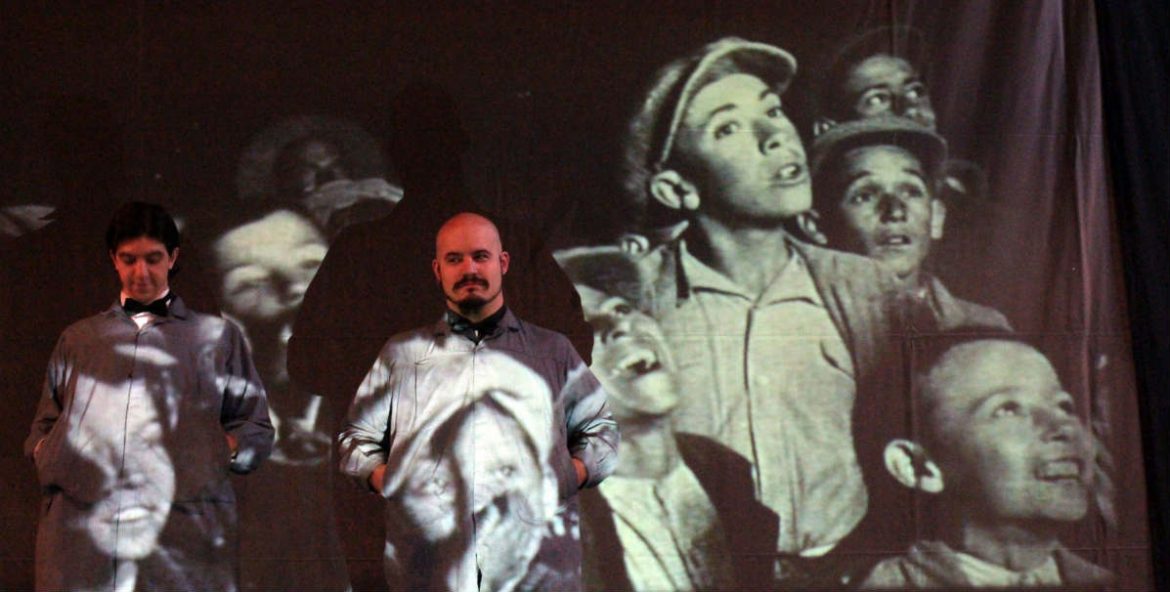 Imagen de cine en blanco en negro proyectada sobre dos actores