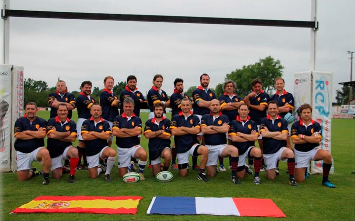 Un equipo de rugby detrás de las banderas española y francesa