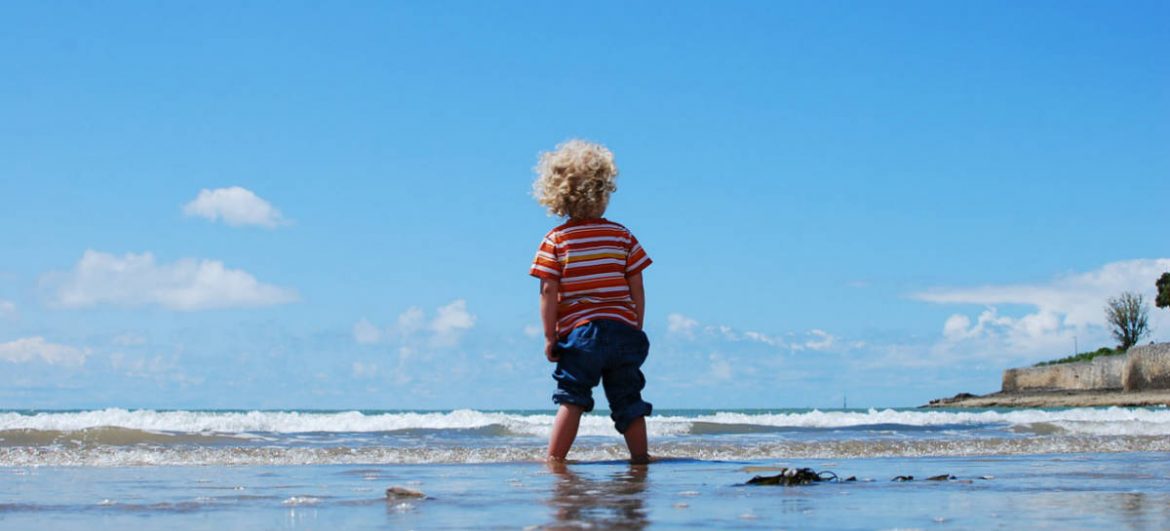 Un niño en la playa