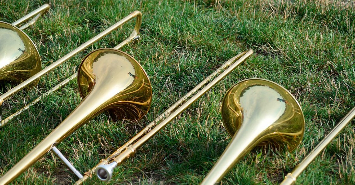Tres trombones sobre el césped