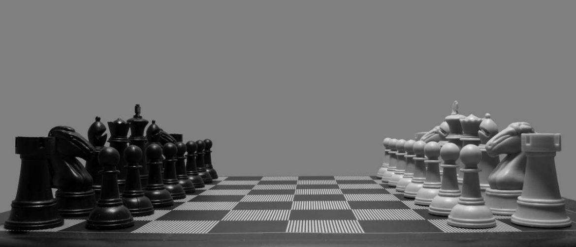 Fichas de ajedrez sobre un tablero