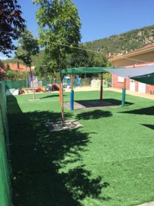 cesped artificial n casita de niños de Moralzarzal