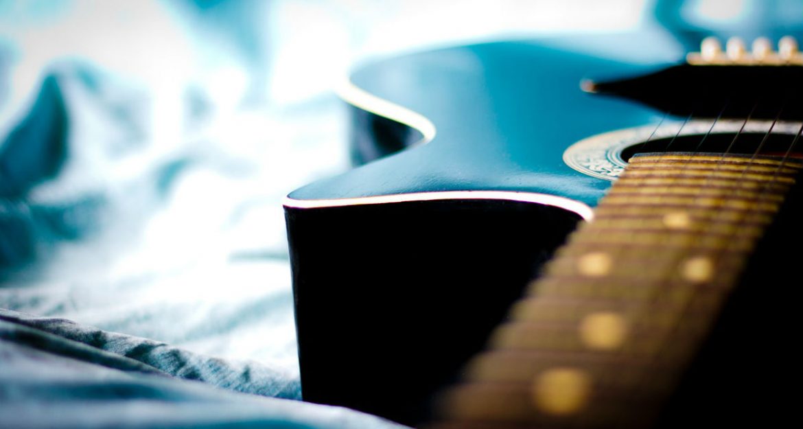 Guitarra acustica azul