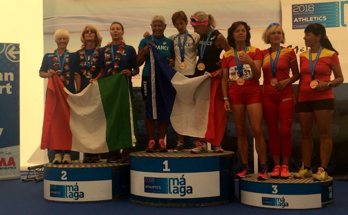 Atletas sobre un podium con sus medallas