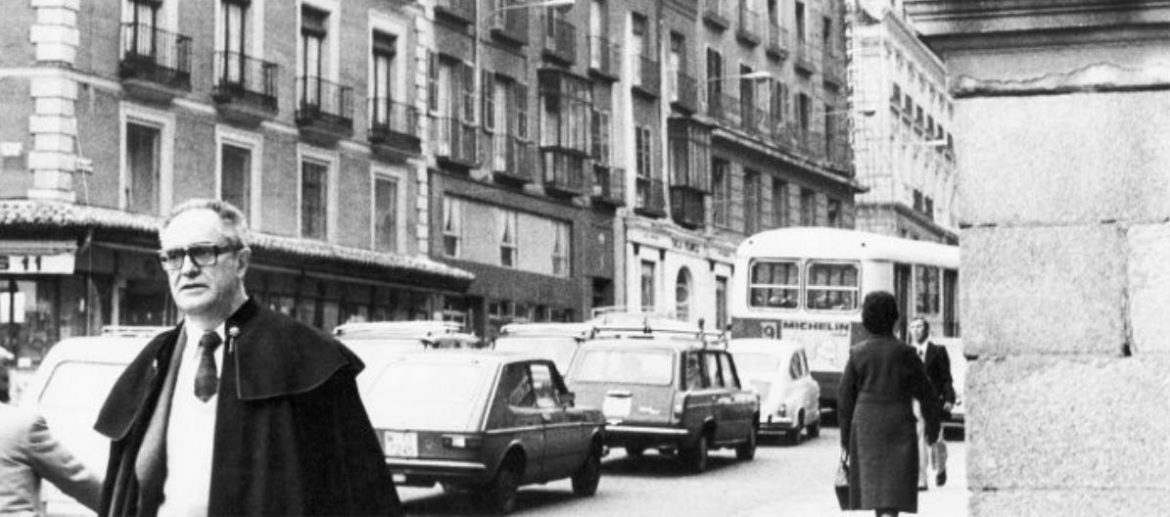 Imagen de José Luis Sampedro en una calle madrileña en blanco y negro