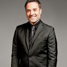 El actor Daniel Guzmán con traje y corbata negros