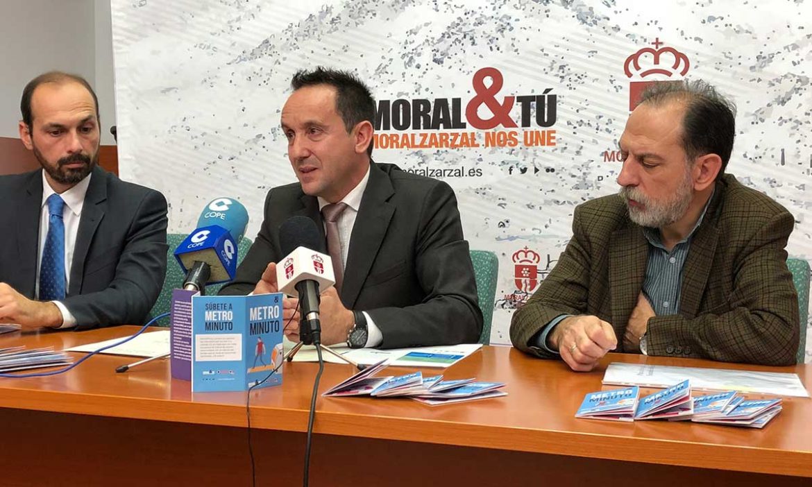 El alcalde de Moralzarzal junto a otras dos personas en una mesa