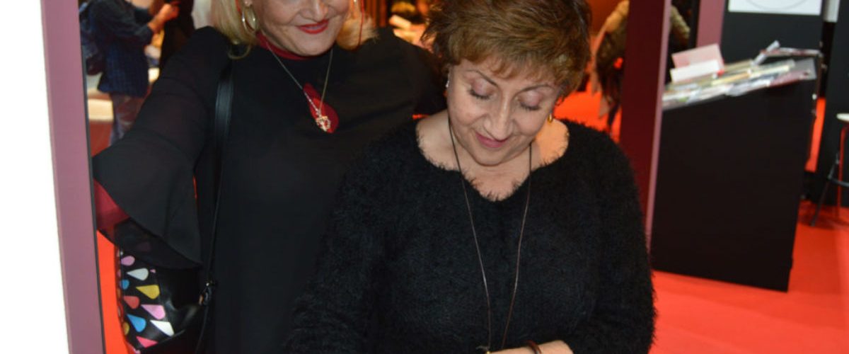 Margarita Reiz firmando ejemplares