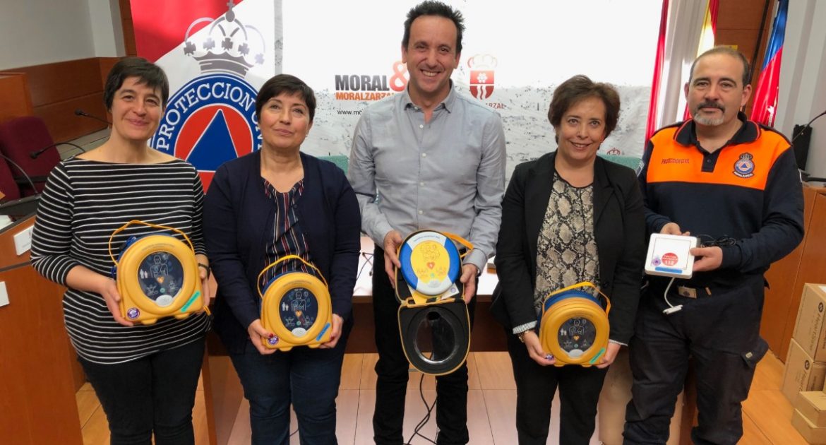 El alcalde de Moralzarzal entrega los dispositivos DESAS