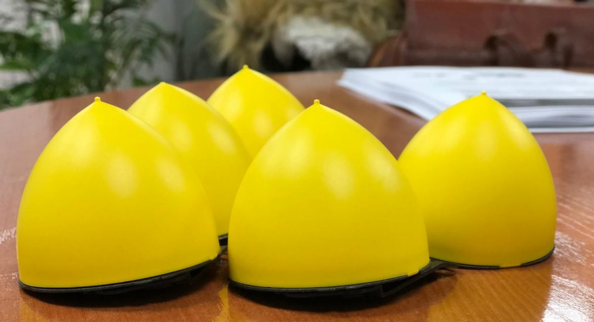 Cinco medidores de gas radon de color amarillo