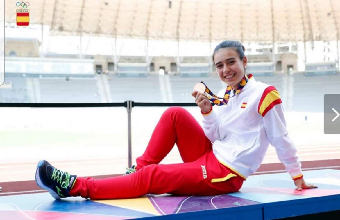 Alicia Lumbreras muestra sonriente su medalla